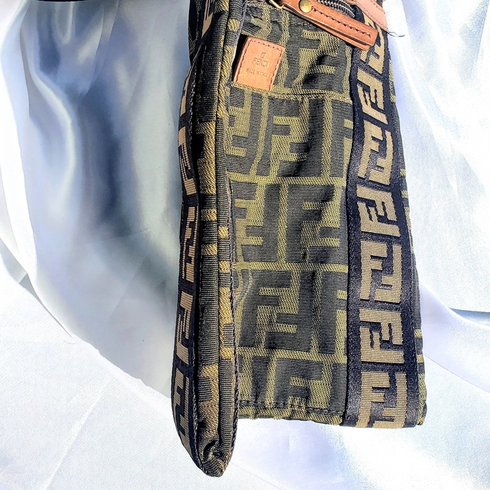 🐝SOLD FENDI ZUCCA MESSENGER CROSSBODY BAG🐝 - Picture 4 of 13